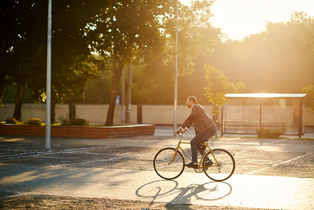 Homme sur vélo avec soleil